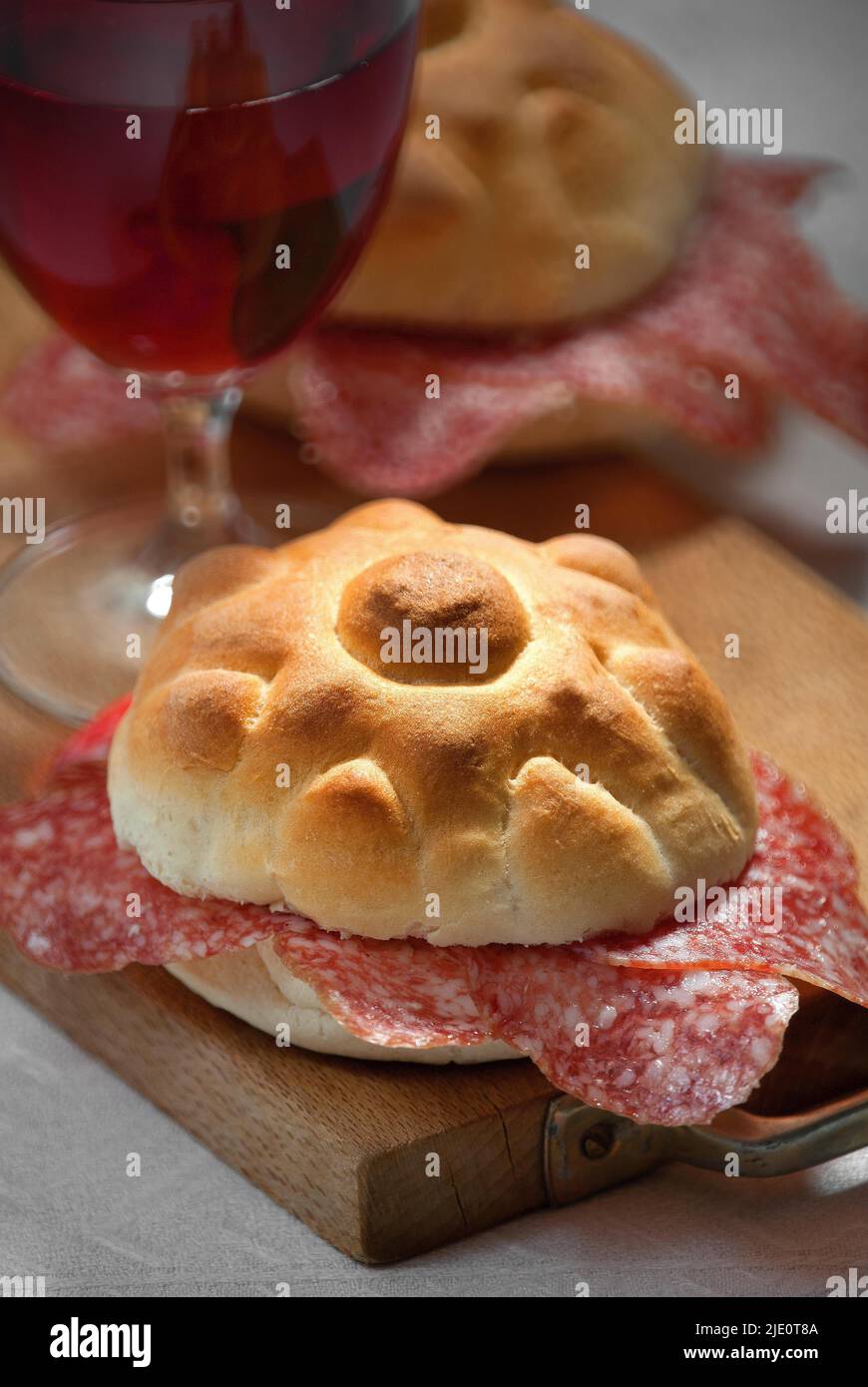 Ancora vita, cibo, sandwich con salumi. Foto Stock
