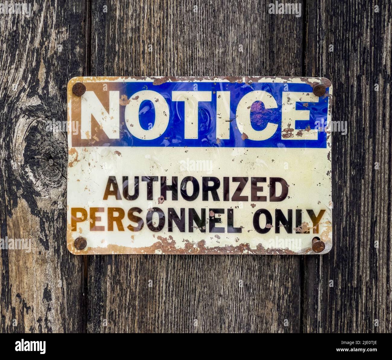 Cartello con intemperie: Contattare solo il personale autorizzato. Foto Stock