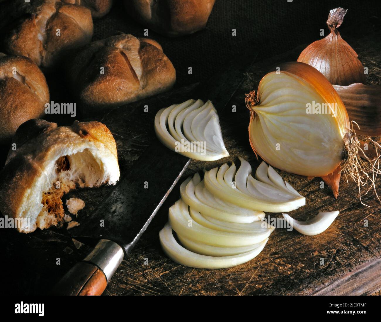 Natura morta, cibo, cipolla e pane. Foto Stock