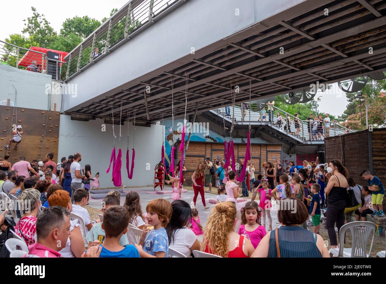 I ragazzi che partecipano ad attività come la danza aerea o la corda e l'arrampicata sportiva durante un evento o un festival Foto Stock