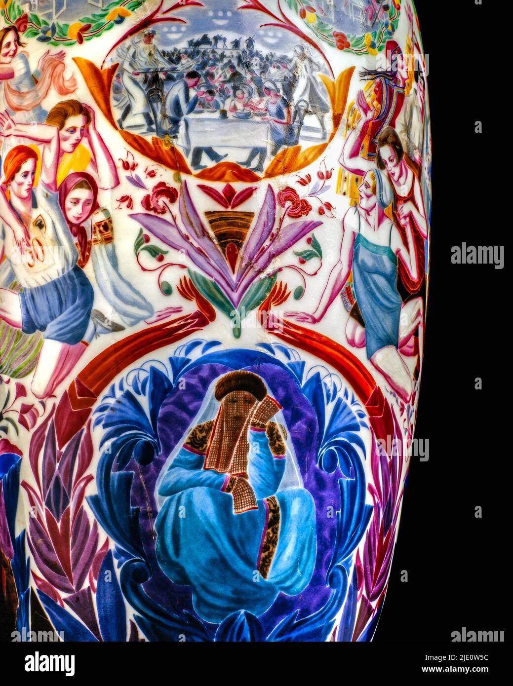 Still-Life, porcellana sovietica, vaso, creato per il quinto anniversario della morte di Lenin, Maria Lebedeva, decorato su quattro lati con scene della vita russa e scene tradizionali che lodano la Rivoluzione d'Ottobre. Foto Stock