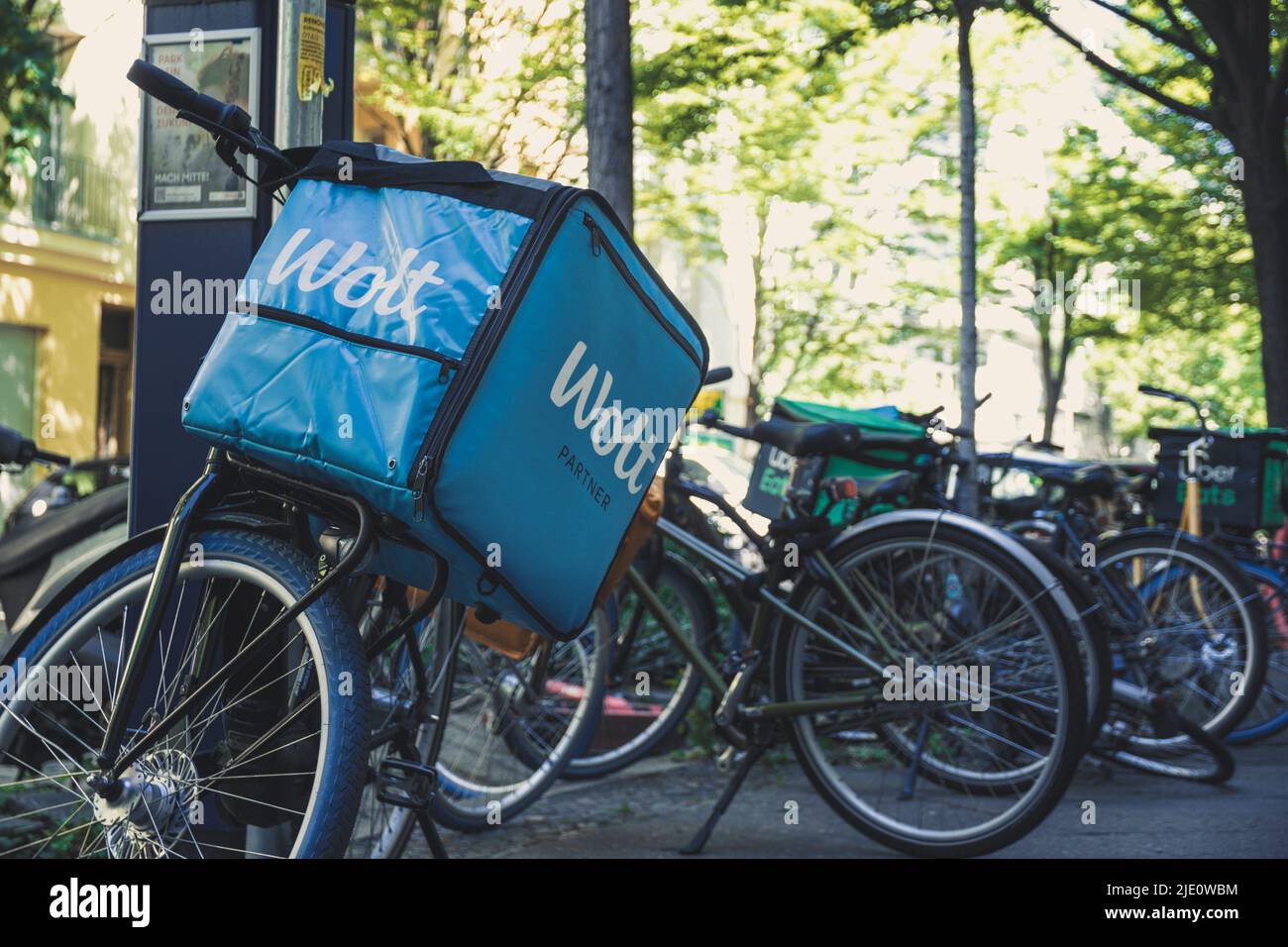 Berlino, Germania, giugno 2022: Wolt consegna bici per cibo e merci. Wolt è un'azienda finlandese di tecnologia, conosciuta da DoorDash per il suo delive Foto Stock