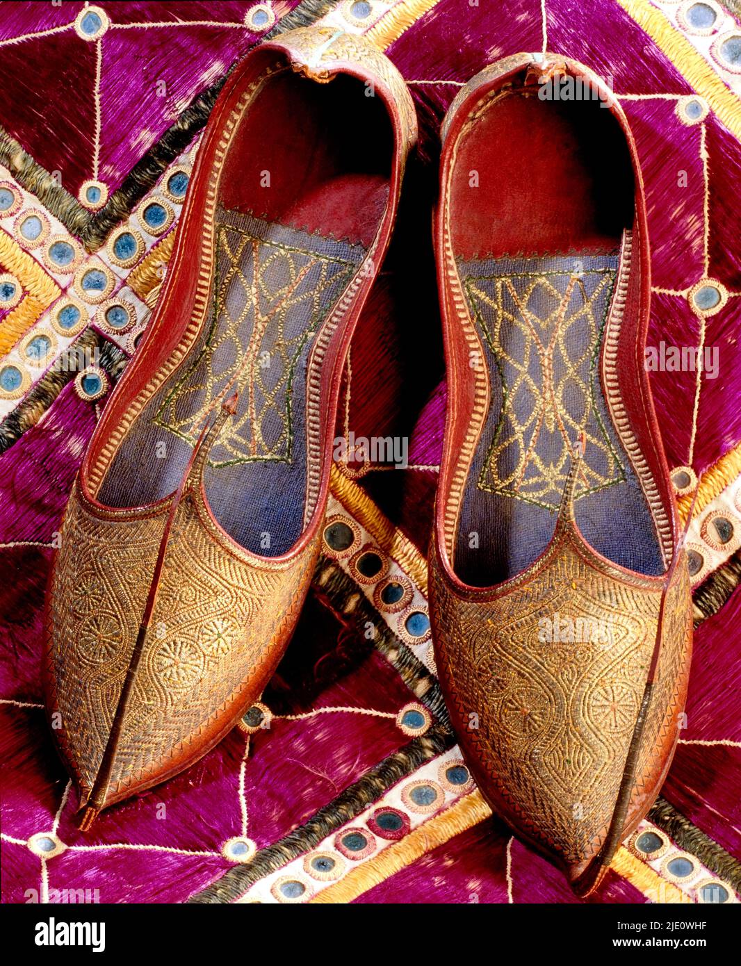 Indian slippers immagini e fotografie stock ad alta risoluzione - Alamy