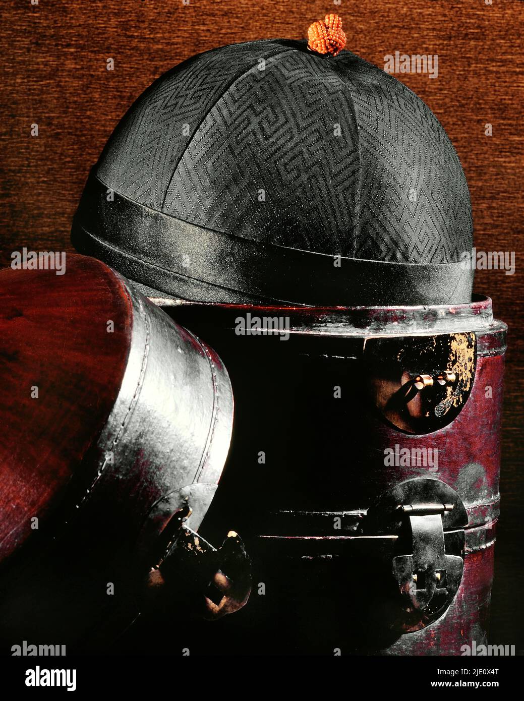 Still-Life, cappello da viaggio con caso di dignitari di mandarino in seta con punta di corallo, XIX secolo. Foto Stock