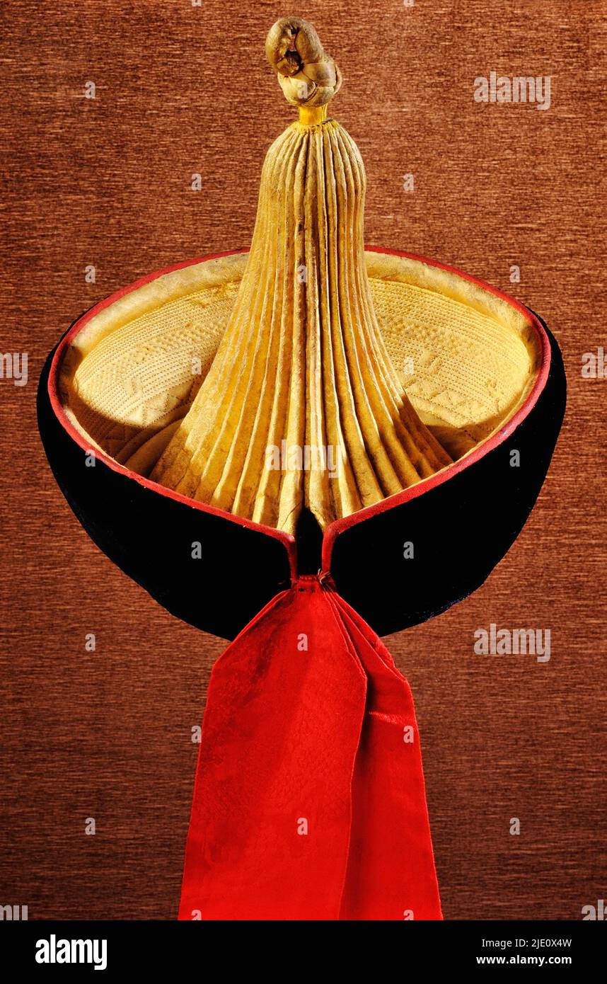 Still-Life, cappello di dignitari di mandarino in seta e velluto, XIX secolo. Foto Stock