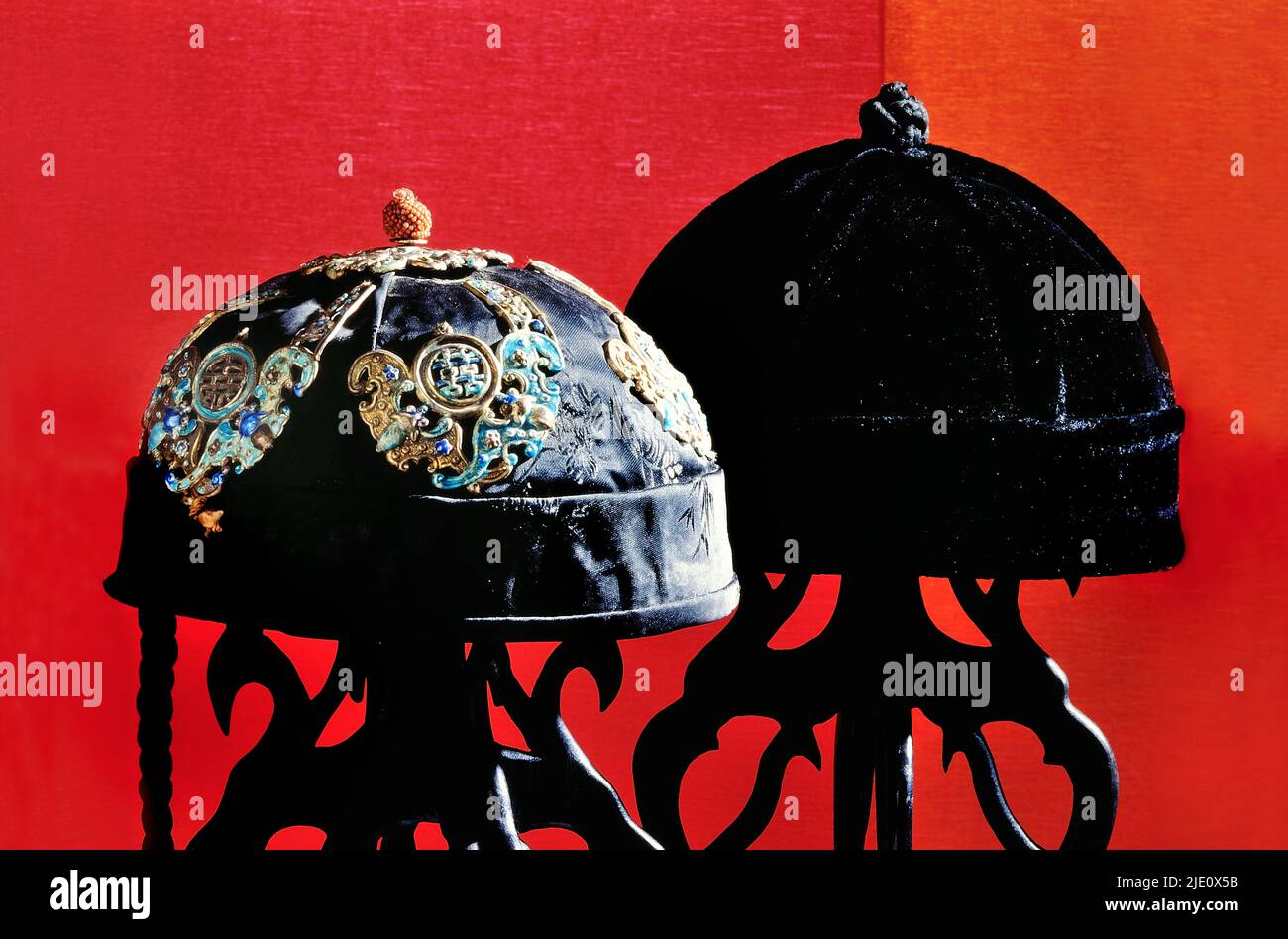 Still-Life, cappelli di dignitari mandarini in seta e velluto, XIX secolo. Foto Stock