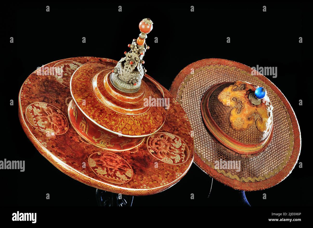 Still-Life, Corte dignitari mandarini da viaggio cappelli con punta d'argento, pietre semipreziose e cristallo di roccia, XIX secolo. Foto Stock