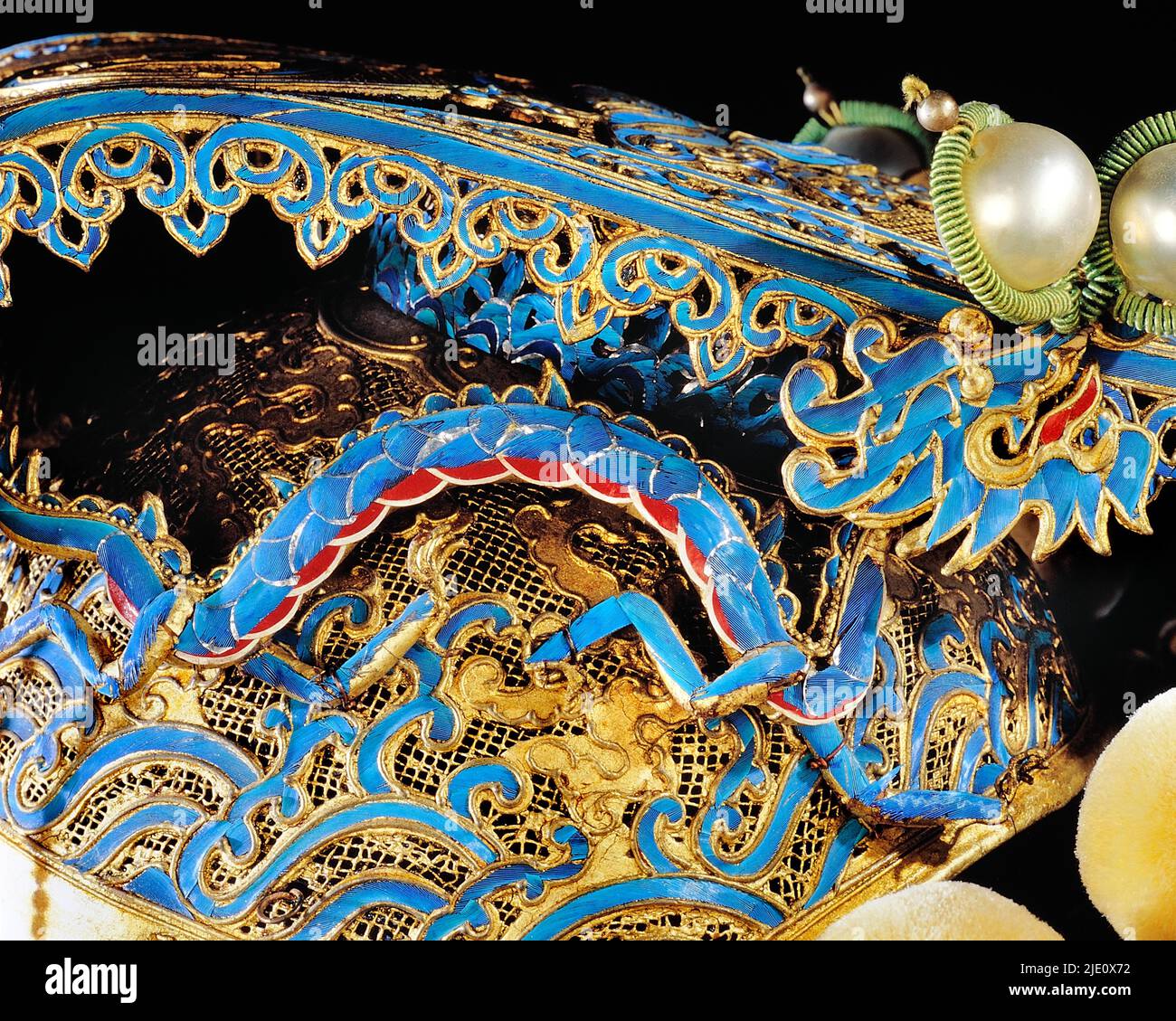 Still-Life, cappelli di Capodanno cinese antico, con decorazioni in metallo dorato, piume di Kingfisher e pietre semi-preziose, XIX secolo, dettaglio. Foto Stock