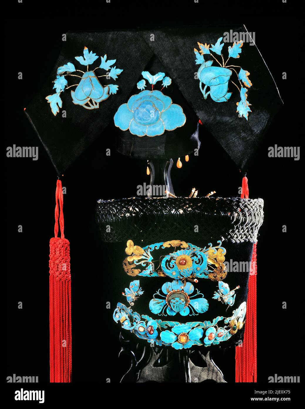 Still-Life, dignario cinese antico e cappello giudice in seta con decorazioni di piume di Kingfisher e cappello di velluto cinese antico con decorazioni in metallo dorato, pietre semi-preziose e piume di Kingfisher, XIX secolo. Foto Stock