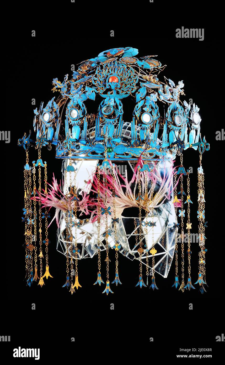 Still-Life, cappelli cinesi antichi, arte Tian-tsui, headdress di nozze in metallo dorato e piume di Kingfisher, diciannovesimo secolo. Foto Stock