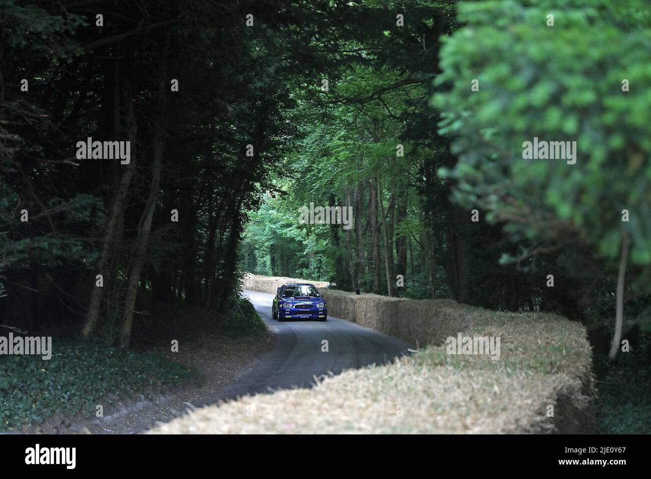 Goodwood, West Sussex, Regno Unito 24th giugno 2022. Una macchina da rally Subaru attraversa i boschi alla fine della collina Goodwood al Goodwood Festival of Speed – “The Innovators – masterminds of Motorsport”, a Goodwood, West Sussex, Regno Unito. © Malcolm Greig/Alamy Live News Foto Stock
