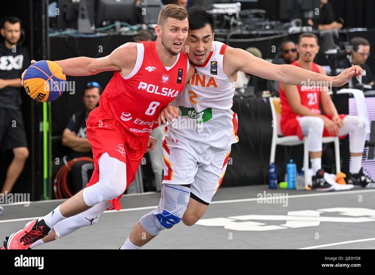 Anversa, Belgio. 24th giugno 2022. Il Przemyslaw Zamojski polacco e l'Hanyu Guo cinese hanno rappresentato un'immagine durante una partita di basket 3x3 tra Polonia e Cina, nella fase di qualificazione maschile, alla Coppa del mondo FIBA 2022, venerdì 24 giugno 2022, ad Anversa. La FIBA 3x3 Basket World Cup 2022 si svolge dal 21 al 26 giugno ad Anversa. BELGA PHOTO DIRK WAEM Credit: Belga News Agency/Alamy Live News Foto Stock