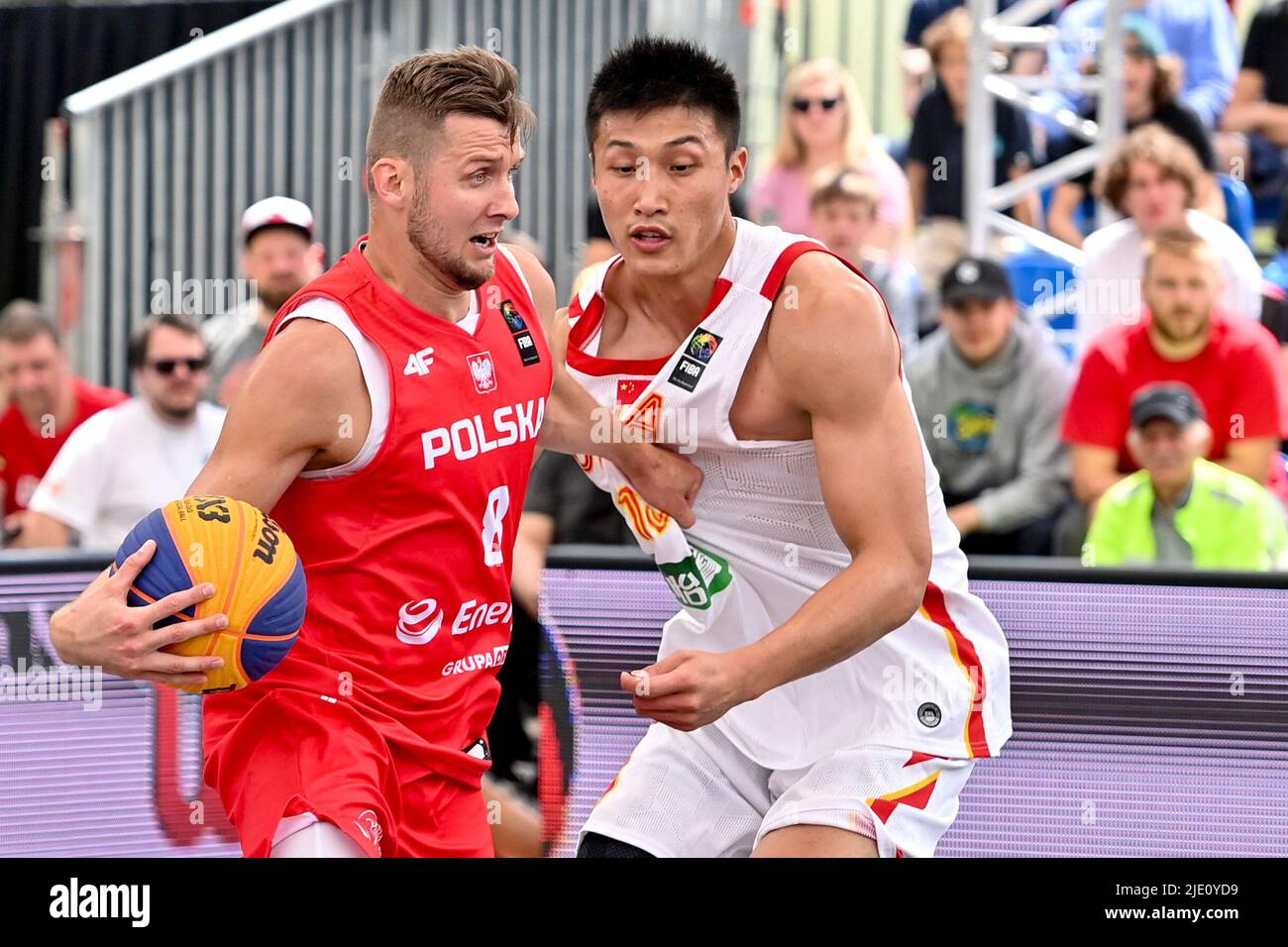 Anversa, Belgio. 24th giugno 2022. Il Przemyslaw Zamojski polacco e lo Yuanbo Zhu cinese sono raffigurati durante una partita di basket 3x3 tra Polonia e Cina, nella fase di qualificazione maschile, alla Coppa del mondo FIBA 2022, venerdì 24 giugno 2022, ad Anversa. La FIBA 3x3 Basket World Cup 2022 si svolge dal 21 al 26 giugno ad Anversa. BELGA PHOTO DIRK WAEM Credit: Belga News Agency/Alamy Live News Foto Stock