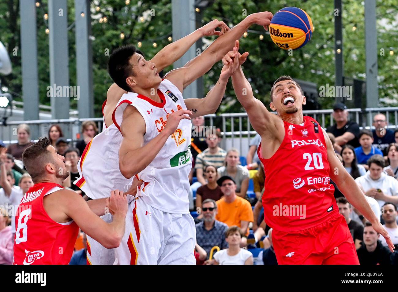 Anversa, Belgio. 24th giugno 2022. Il Przemyslaw Zamojski della Polonia, lo Yuanbo Zhu della Cina e il Tukasz Diduszko della Polonia hanno ritratto durante una partita di basket 3x3 tra la Polonia e la Cina, nella fase del qualificatore maschile, alla Coppa del mondo FIBA 2022, venerdì 24 giugno 2022, ad Anversa. La FIBA 3x3 Basket World Cup 2022 si svolge dal 21 al 26 giugno ad Anversa. BELGA PHOTO DIRK WAEM Credit: Belga News Agency/Alamy Live News Foto Stock