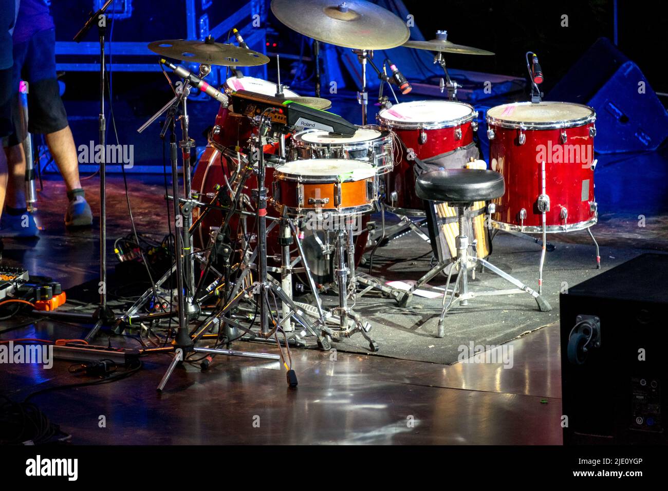 Un drum set su una piattaforma musicale Foto Stock