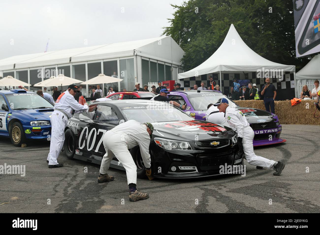 Goodwood, West Sussex, Regno Unito 24th giugno 2022. I marescialli volontari assistono un Nascar al Goodwood Festival of Speed – “gli innovatori – i maestri del motorsport”, a Goodwood, West Sussex, Regno Unito. © Malcolm Greig/Alamy Live News Foto Stock