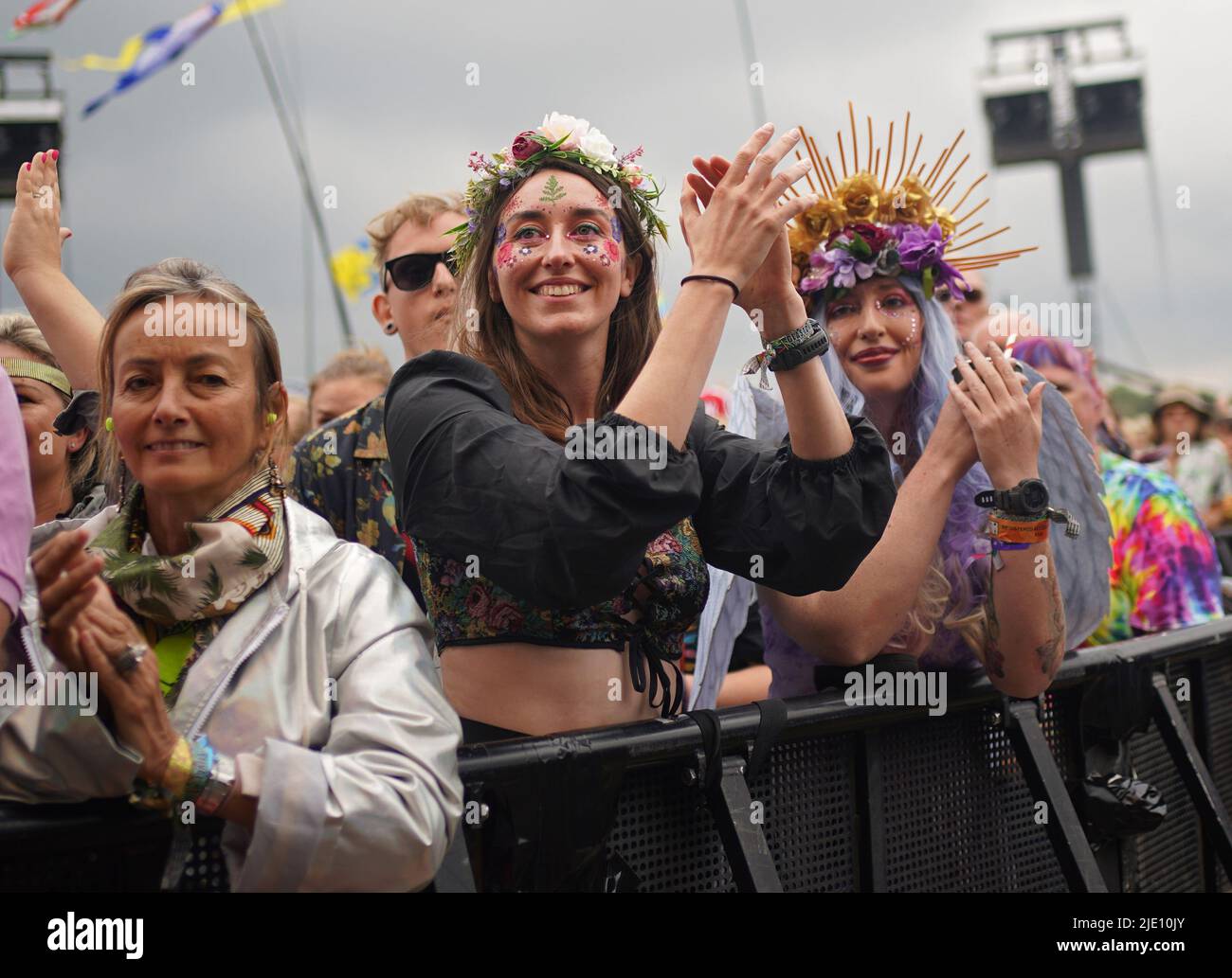 Il festival si svolge nella folla mentre Rufus Wainwright gioca sul palcoscenico della Piramide durante il Glastonbury Festival presso la Worthy Farm di Somerset. Data foto: Venerdì 24 giugno 2022. Foto Stock