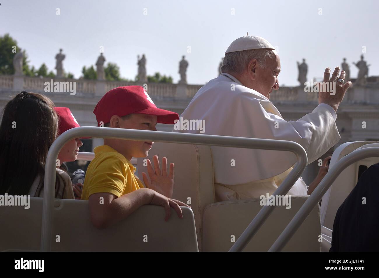 Città del Vaticano, Vatikanstadt. 22nd giugno 2022. Ucraino children.Pope Francis durante un'udienza generale settimanale a Piazza San Pietro il 22 giugno 2022 Credit: dpa/Alamy Live News Foto Stock