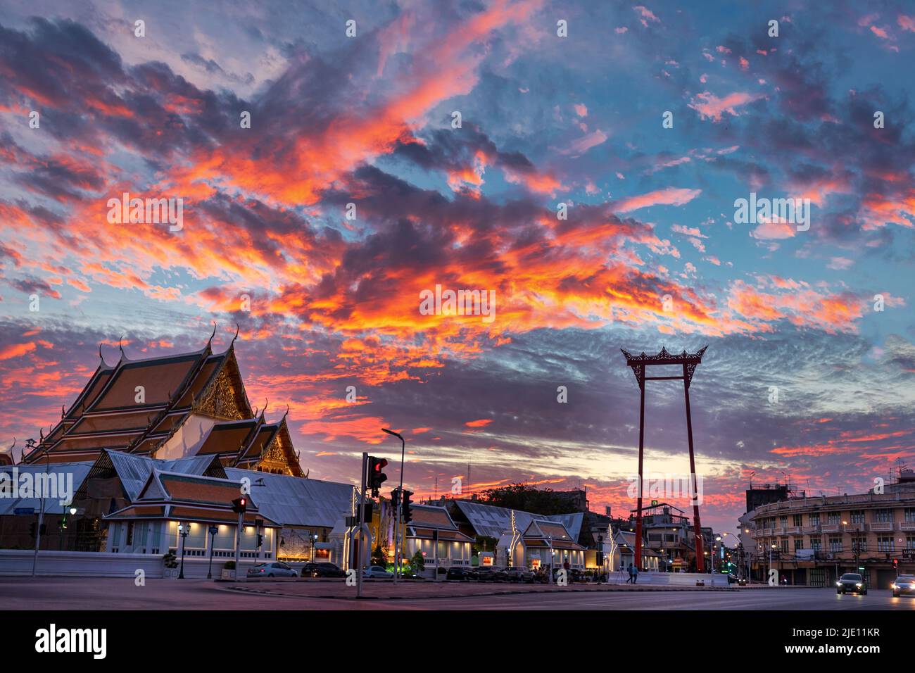 Vibrante tramonto rosso nel cielo di Bangkok, swing Place gigante, Thailandia Foto Stock