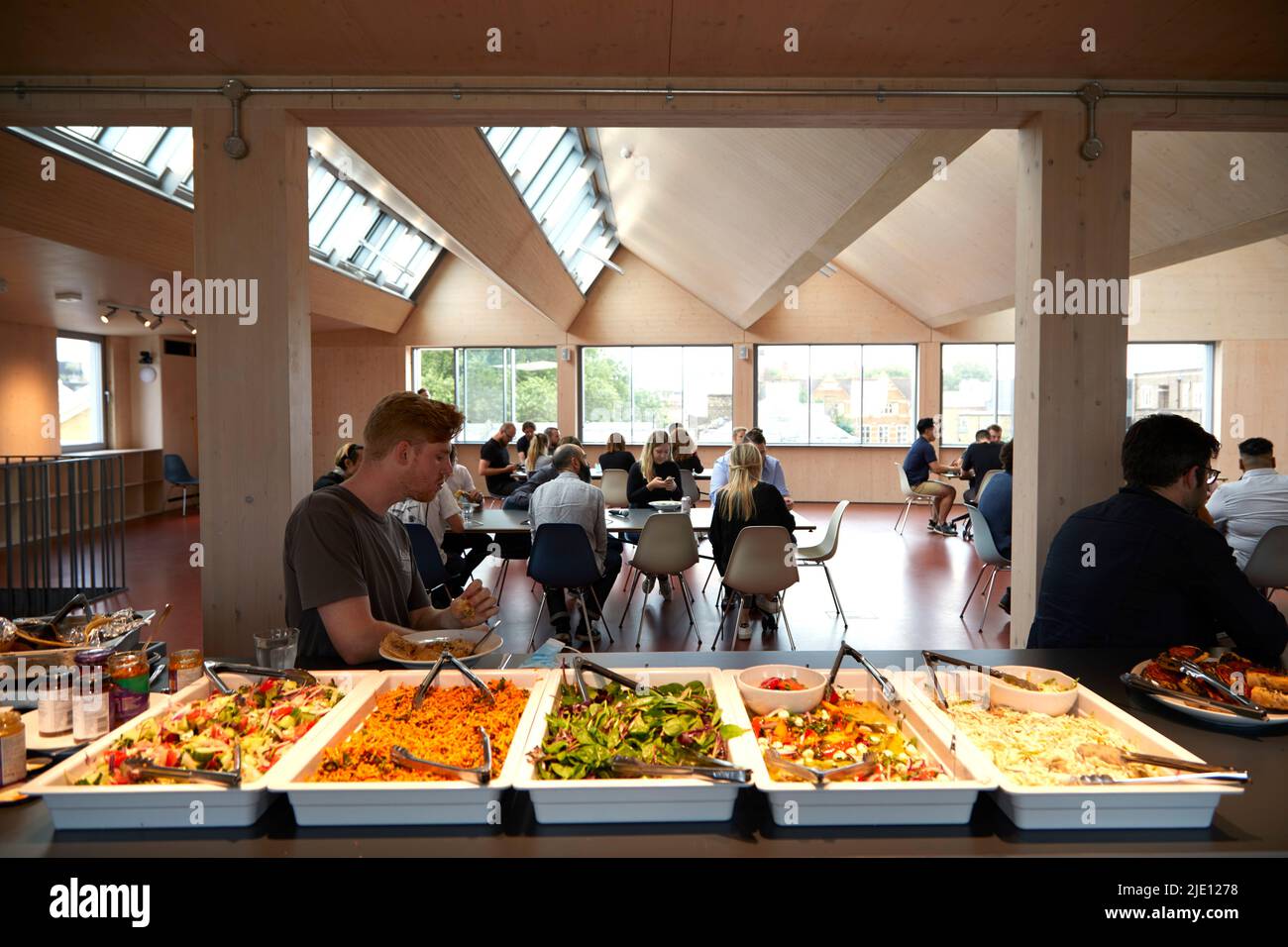Pranzo all'ultimo piano. 16 Chart Street Engineers Office, Londra, Regno Unito. Architetto: Ian Chalk Architects , 2022. Foto Stock