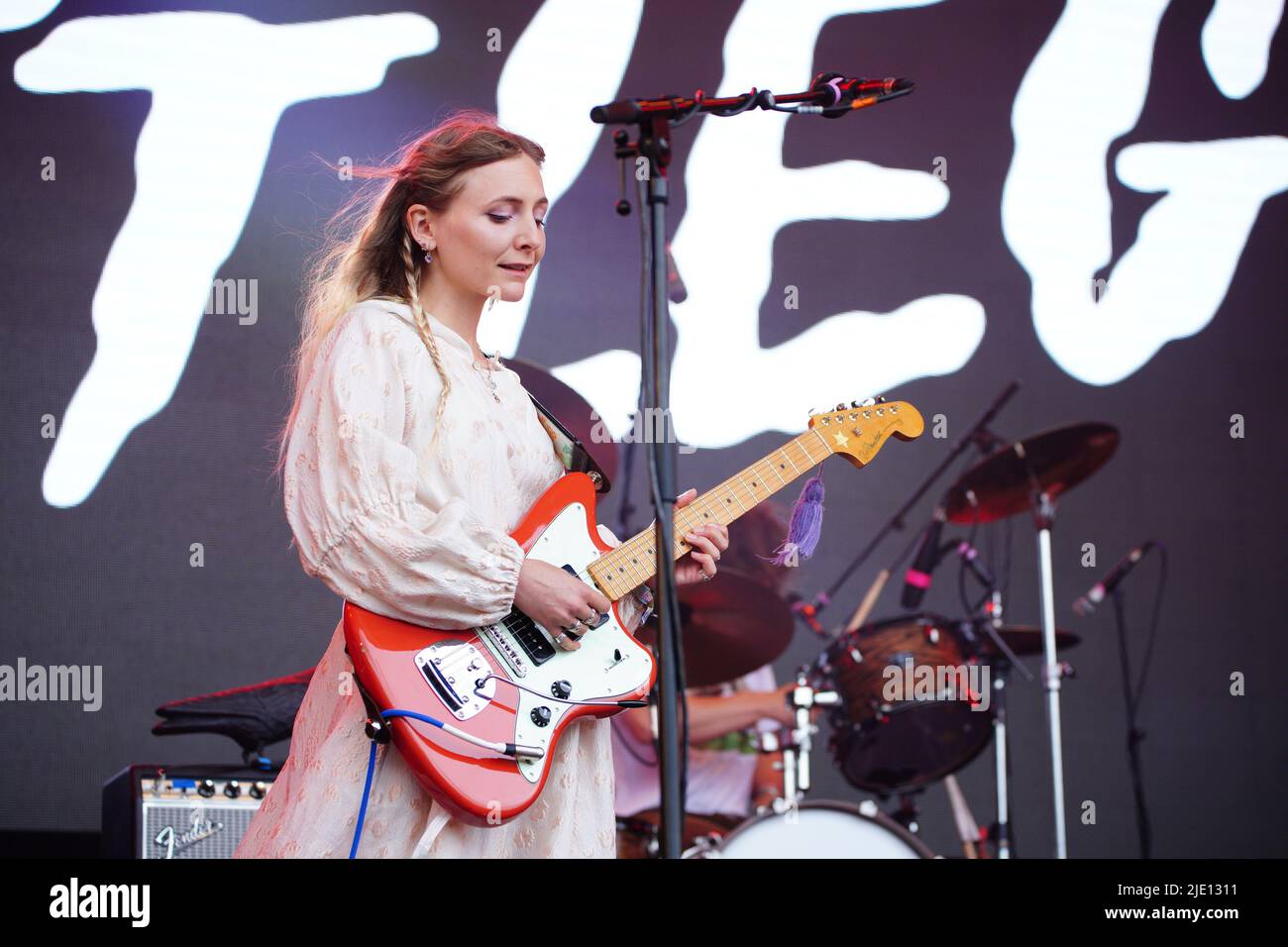 Hester Chambers of Wet leg si esibisce sul Park Stage durante il Glastonbury Festival presso la Worthy Farm di Somerset. Data foto: Venerdì 24 giugno 2022. Foto Stock