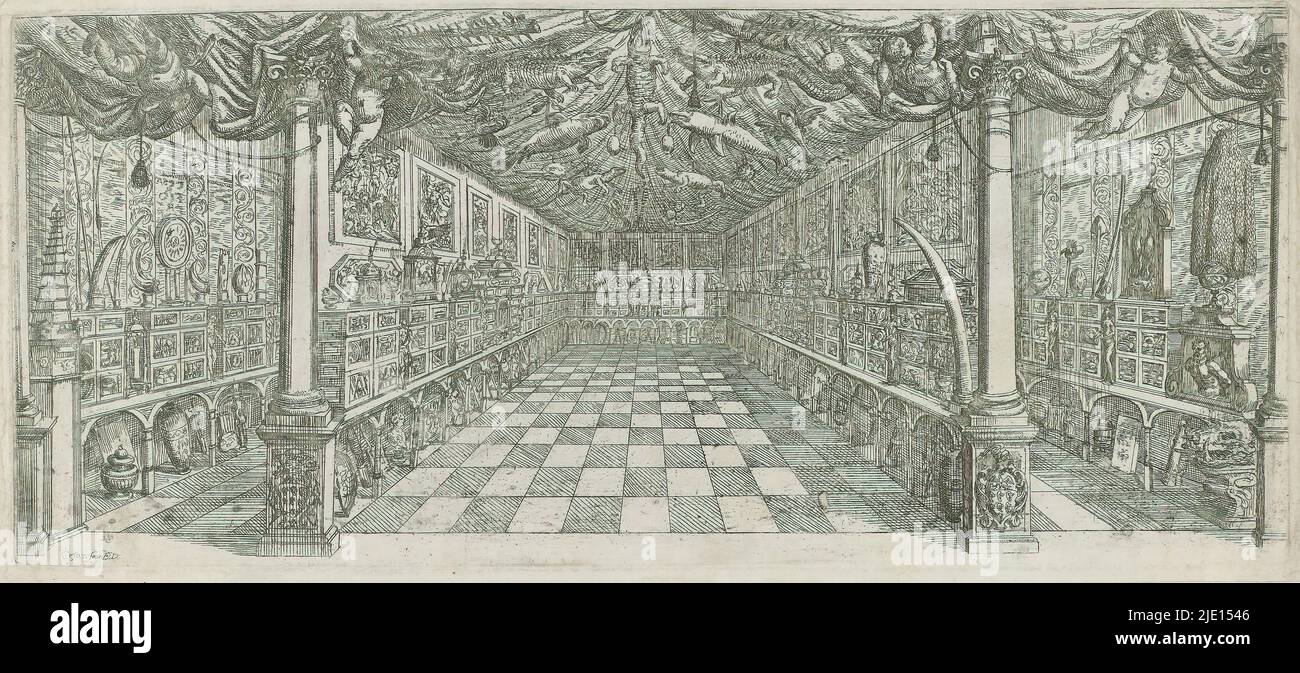 Il Gabinetto d'Arte e Curiosità di Manfredo Settala a Milano, la Sala d'Arte di Manfredo Settala a Milano, una vista panoramica della gigantesca sala d'arte della casa della famiglia Settala in Via Pantano a Milano. Nel mobile delle curiosità una mostra di strumenti scientifici, oggetti di storia naturale come corna, tuschi, coccodrilli e lucertole monitor, nonché vasi, sculture, dipinti, ecc., tipografo: Cesare Fiori, (citato in oggetto), dopo proprio disegno di: Cesare Fiori, Italia, c.. 1666, carta, incisione, altezza 197 mm x larghezza 453 mm Foto Stock