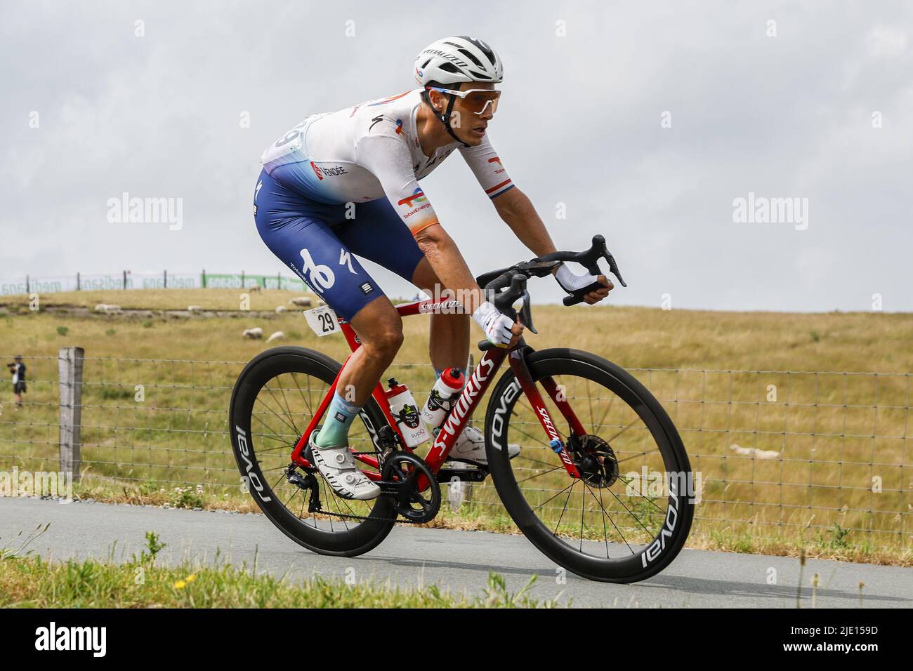 Drenthe, Paesi Bassi. 24th giugno 2022. EMMEN - ciclista Niki Terpstra in azione durante i Campionati nazionali di ciclismo di Drenthe. ANP BAS CZERWINSKIA Credit: ANP/Alamy Live News Foto Stock