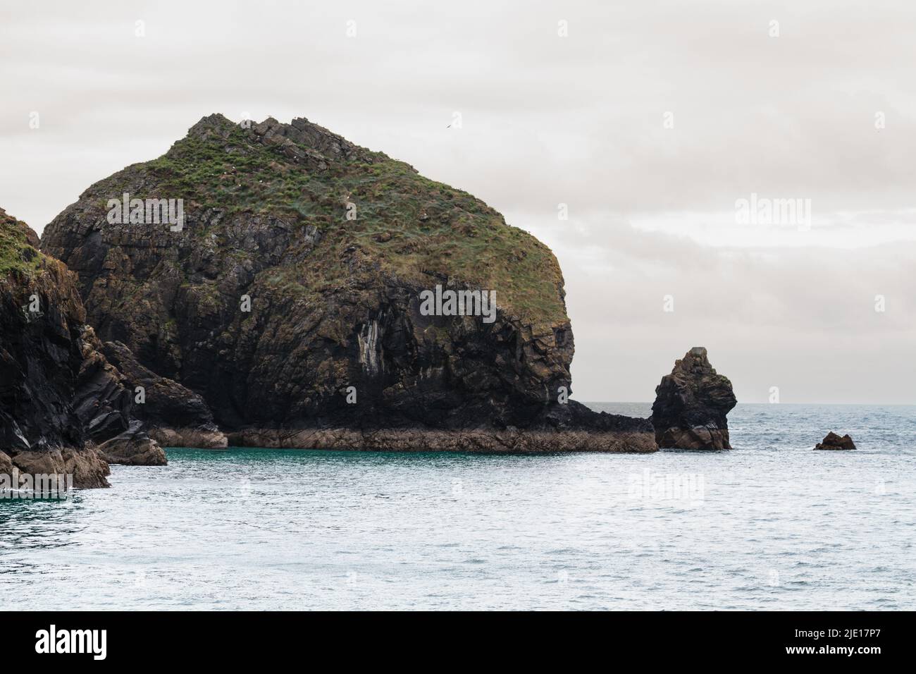 Vista del Mullion Cove Harbour, Cornovaglia in una mattinata di giugno Foto Stock