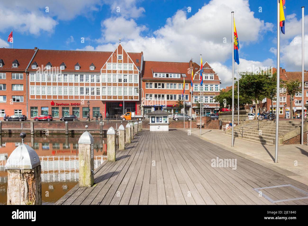 Molo di legno al porto nel centro di Emden, Germania Foto Stock