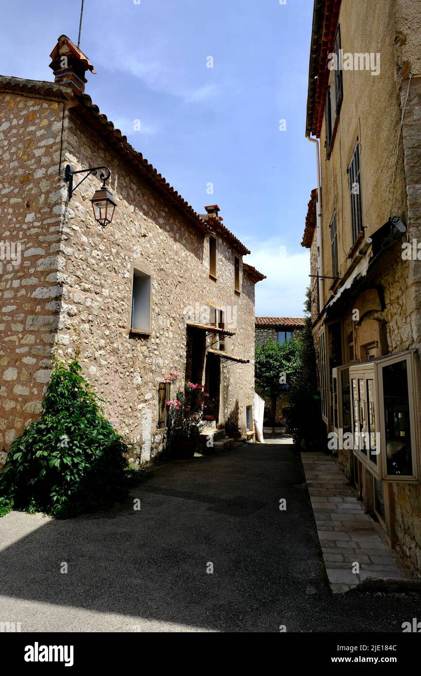Gourdon Provence-Alpes-Cote d'Azur, un antico borgo fortificato, nel passato lontano, questa roccia isolata è stato utilizzato come luogo di rifugio e di difesa. Foto Stock