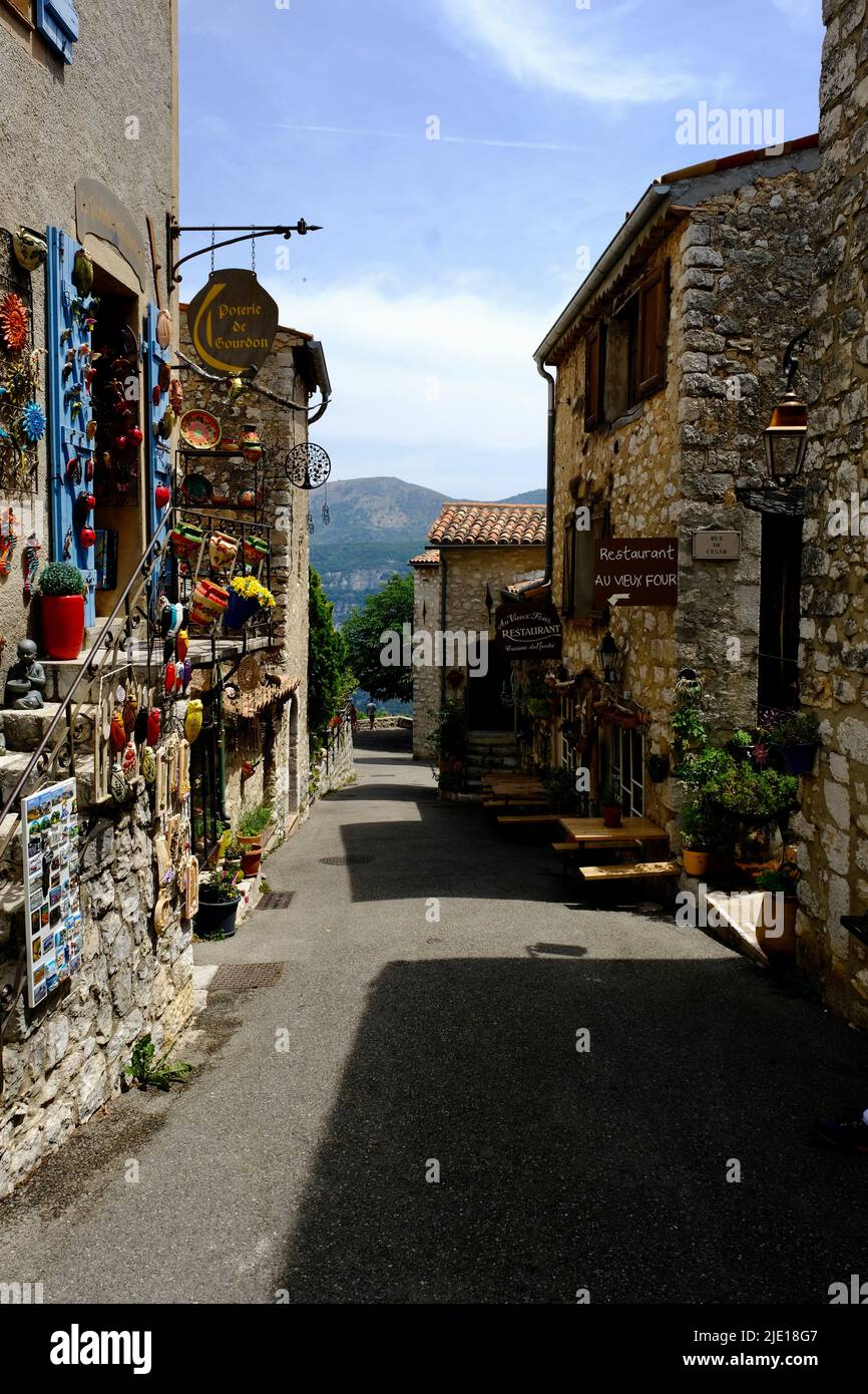 Gourdon Provence-Alpes-Cote d'Azur, un antico borgo fortificato, nel passato lontano, questa roccia isolata è stato utilizzato come luogo di rifugio e di difesa. Foto Stock