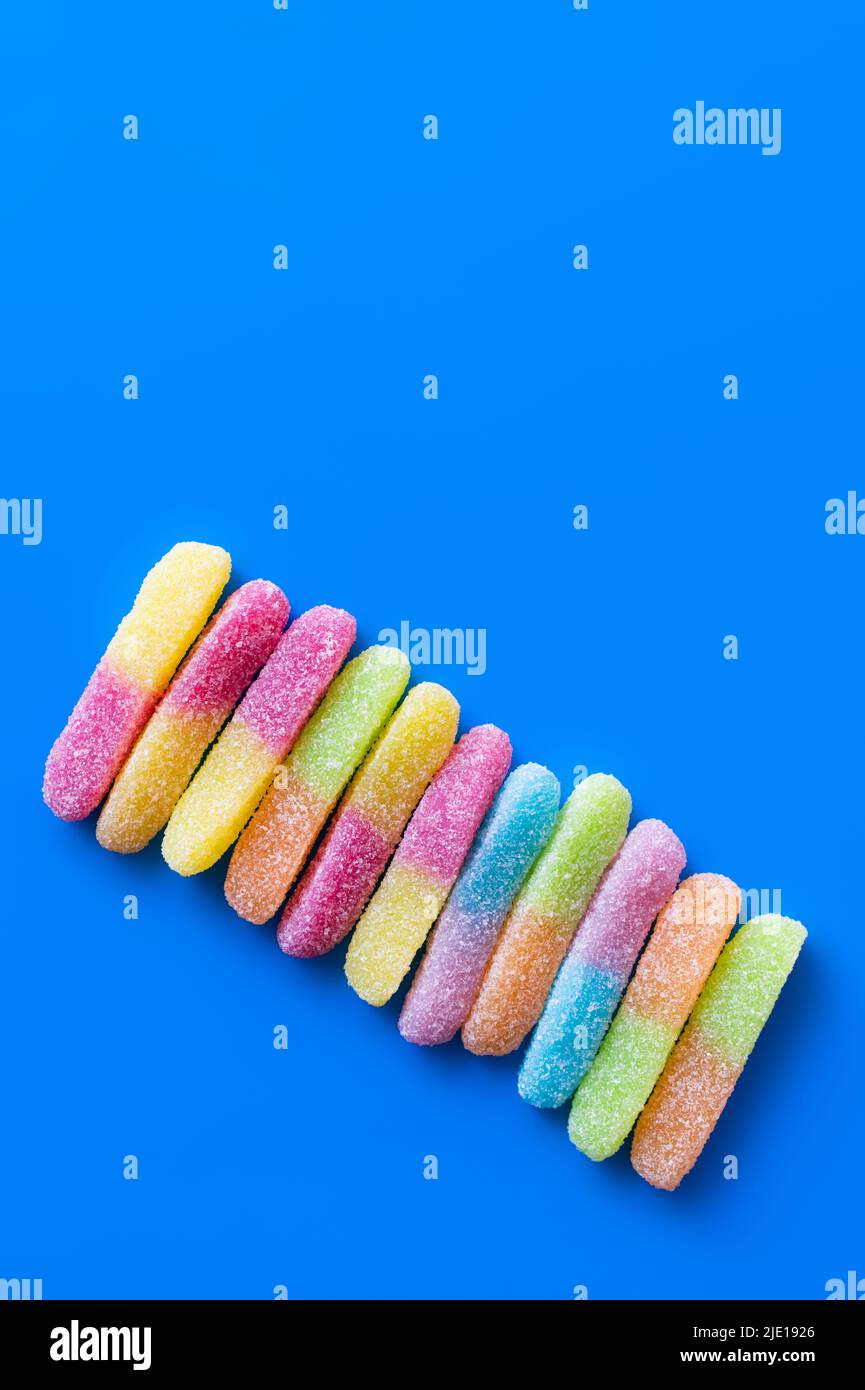 Piatto con caramelle gommoso su sfondo blu Foto Stock