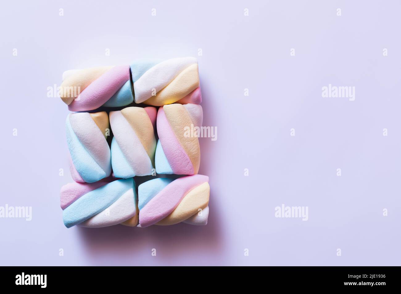 Piatto con marshmallows su superficie bianca Foto Stock