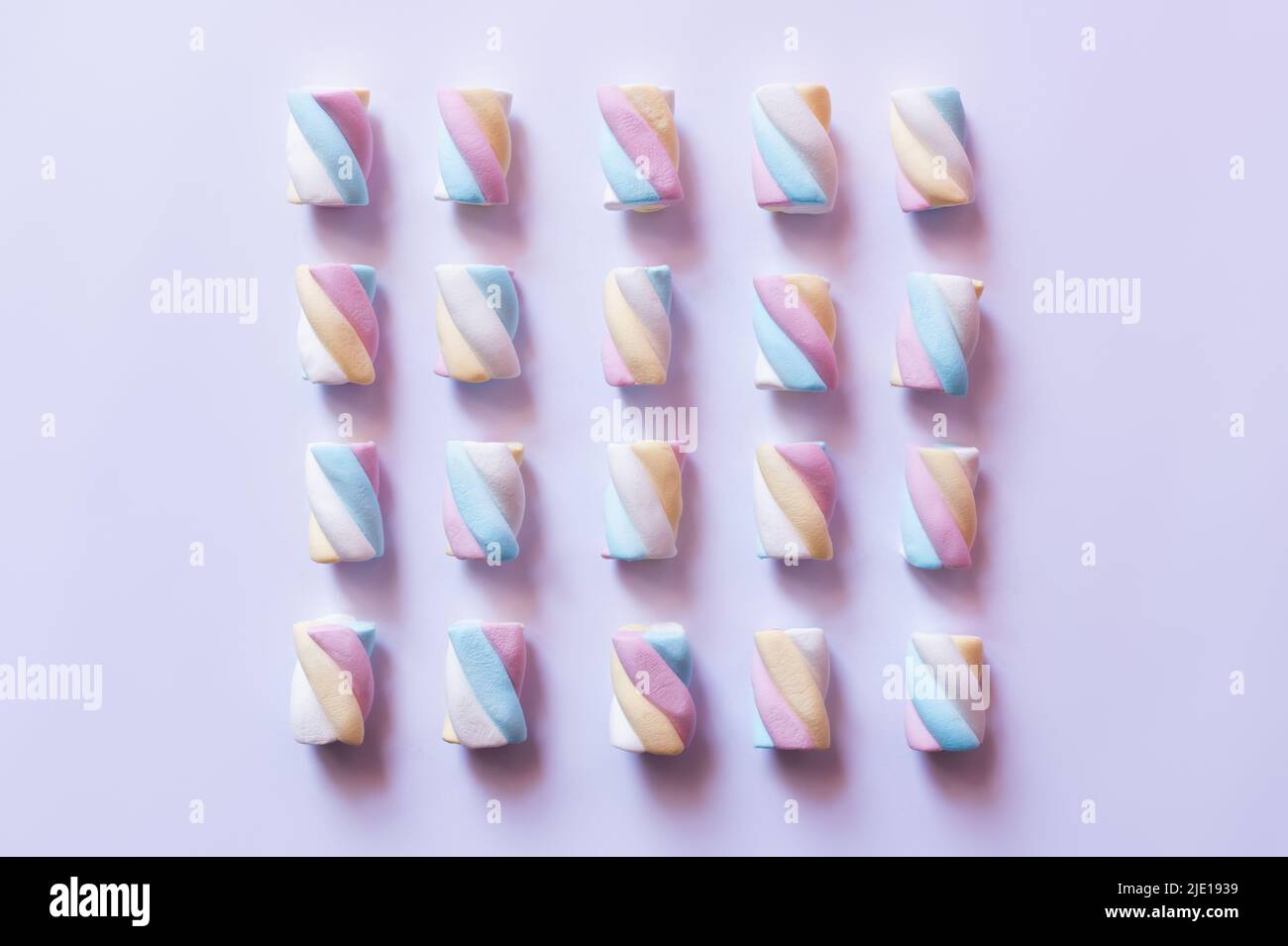 Piatto con marshmallows colorati su superficie bianca Foto Stock