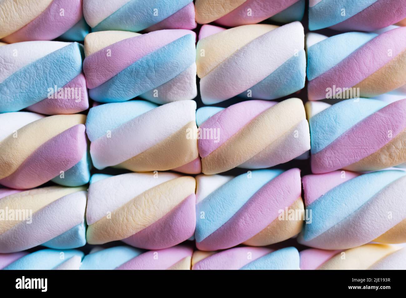 Piatto con marshmallows soffice isolato su nero Foto Stock