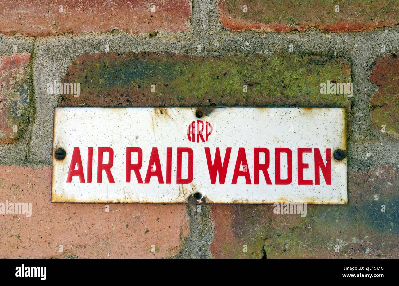 (ARP) cartello del guardiano del raid aereo, sul muro di mattoni, museo Saint Fagans, Cardiff Foto Stock