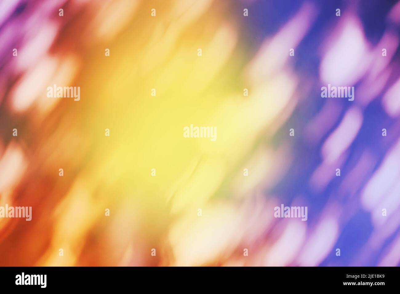 Pastello brillante arcobaleno lucido futuristico bokeh texture o sfondo. Sfondo bokeh color pastello arcobaleno ad alta tecnologia. Sfocatura minimalista alla moda Foto Stock