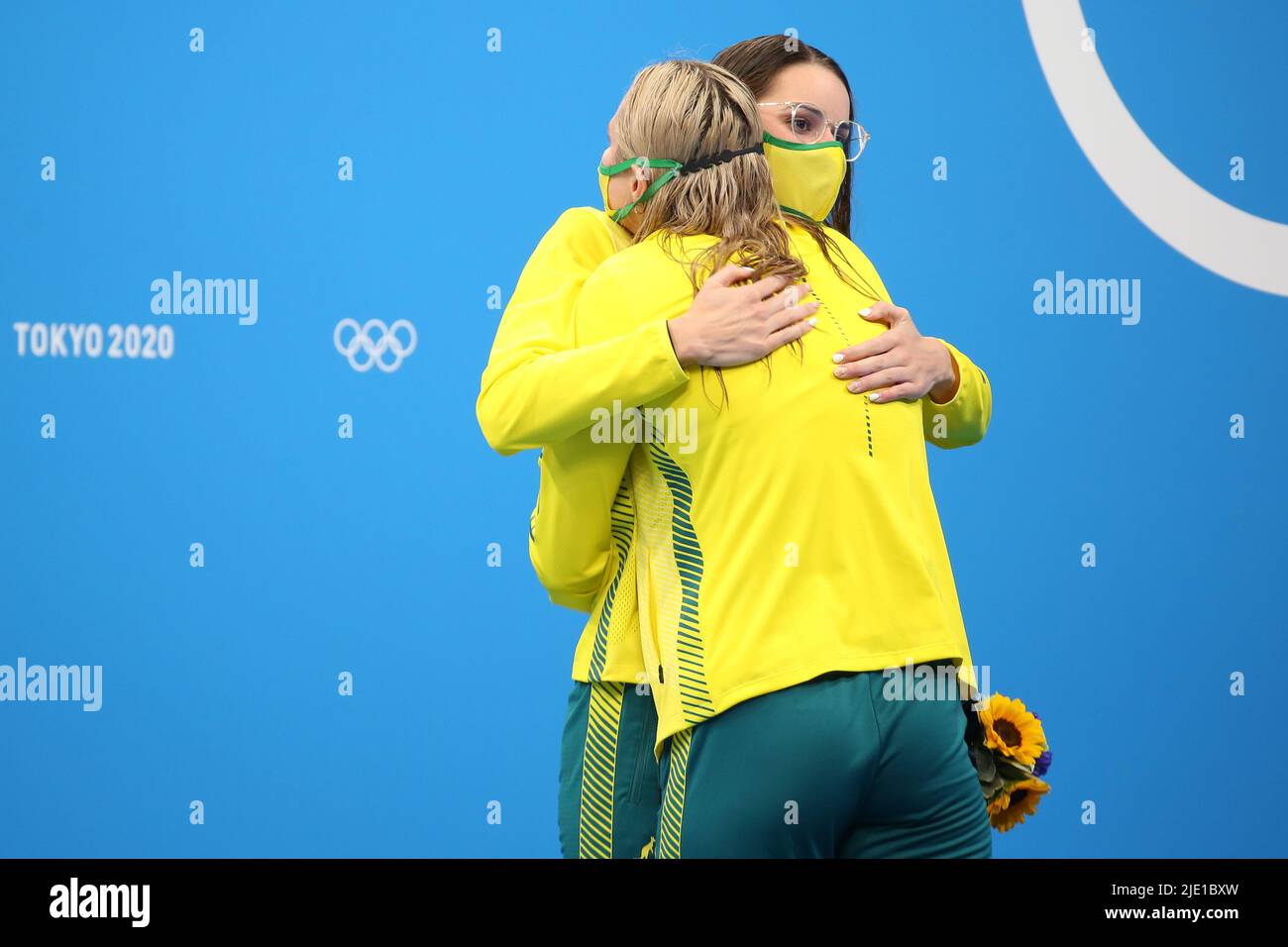 31st LUGLIO 2021 - TOKYO, GIAPPONE: Kaylee McKeown of Australia ha ricevuto la medaglia d'oro che ha vinto nel 200m contro-colpo delle donne di nuoto dal suo team Foto Stock