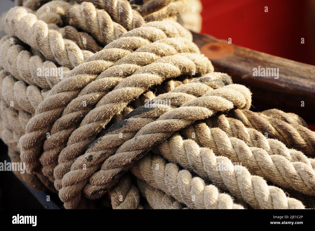 Corde dettaglio delle funi di ormeggio nella nave. Foto Stock