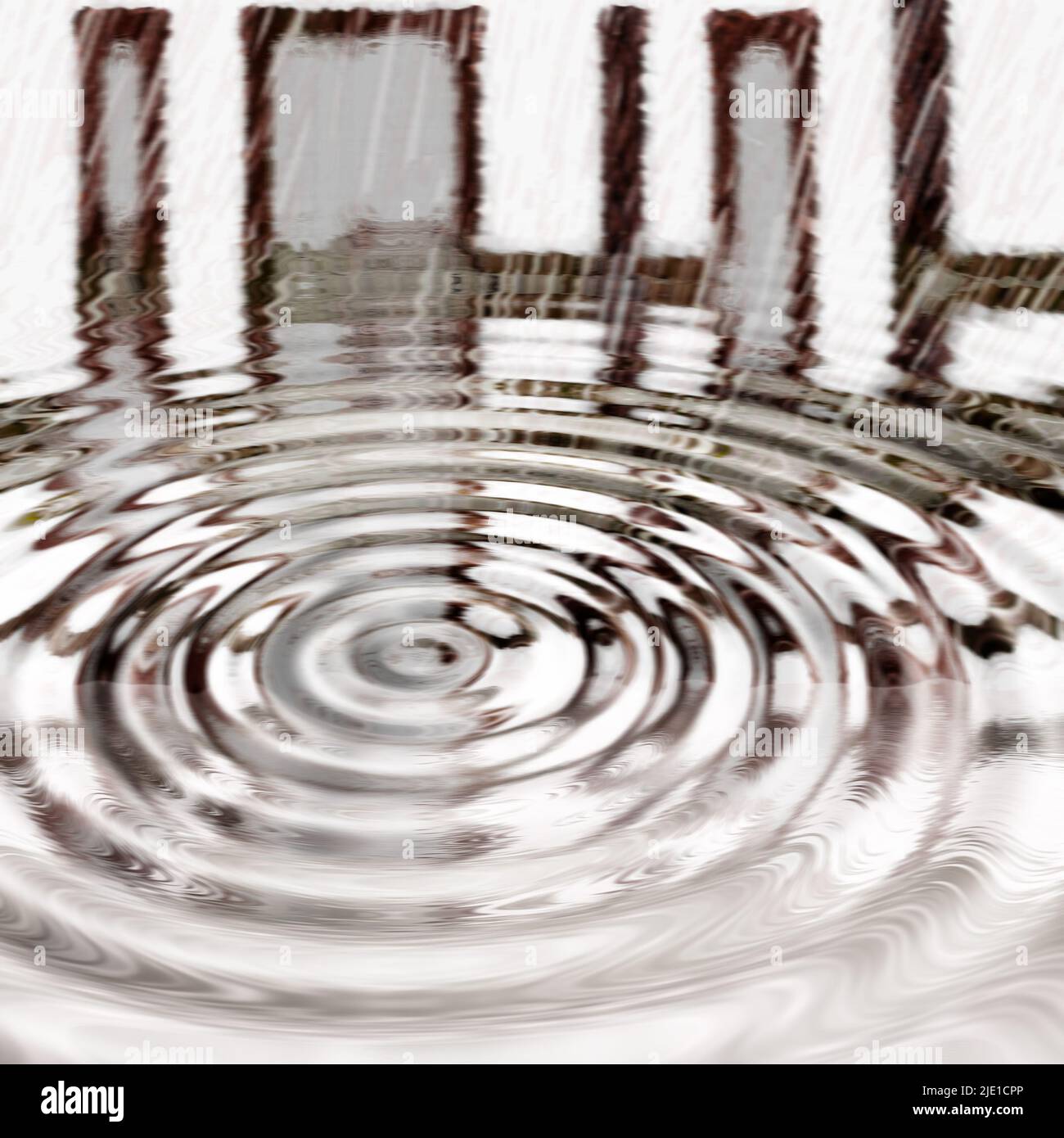 Ondulazione in argento liquido e vibrazione dopo la pioggia o una goccia spruzzata in una pozzanghera. Copyspace creativo e sfondo astratto di metallizzato increspato Foto Stock