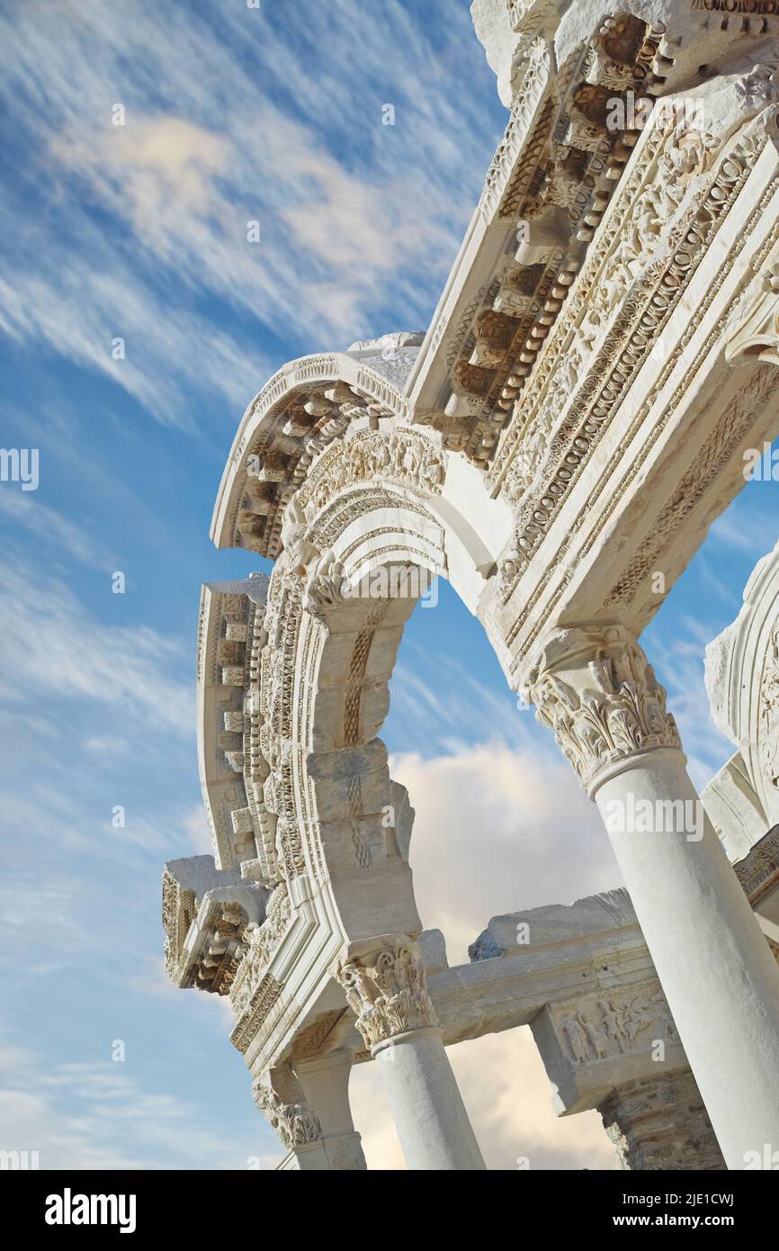 Storico arco di Efeso della Turchia in una città antica. Primo piano di un arco in pietra con dettagli e motivi architettonici. Rovina dell'antica arcata romana Foto Stock