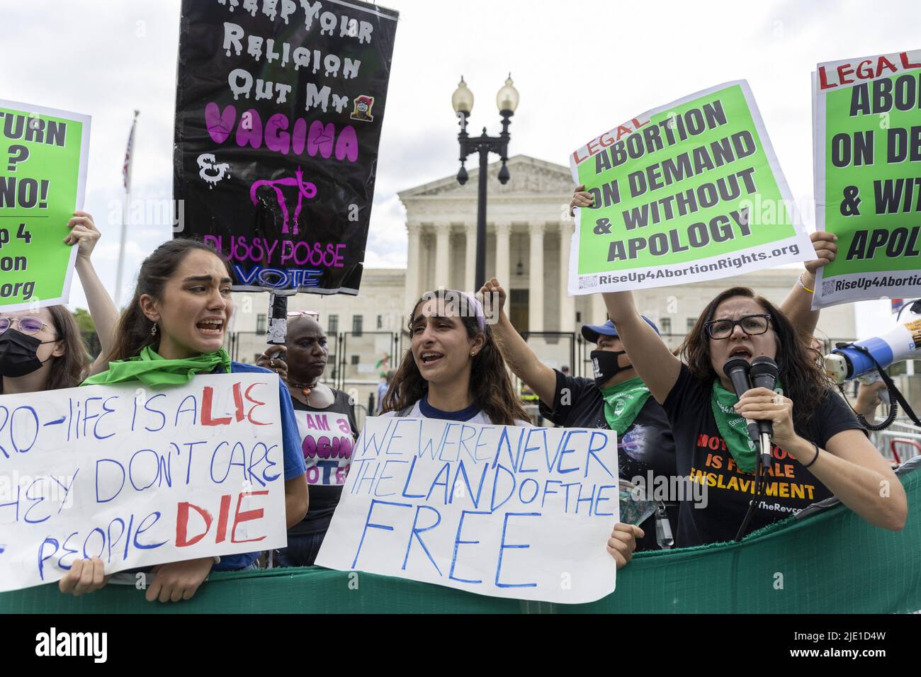 Washington, Stati Uniti. 24th giugno 2022. I manifestanti di aborto-diritti si riuniscono di fronte alla Corte Suprema degli Stati Uniti a Washington, DC venerdì 24 giugno 2022. La Corte Suprema ha rovesciato Roe contro Wade, con un voto di 6-3, eliminando il diritto costituzionale ad un aborto dopo 50 anni dalla decisione. Foto di Tasos Katopodis/UPI Credit: UPI/Alamy Live News Foto Stock