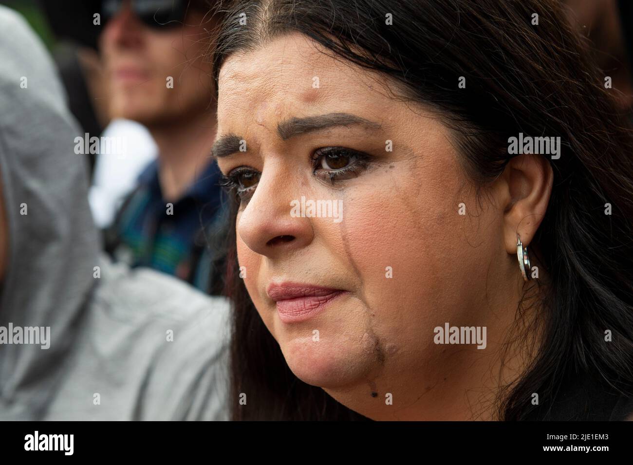 Le persone reagiscono alla sentenza della Corte Suprema degli Stati Uniti su Dobbs contro Jackson Women's Health Organization, al di fuori della Corte Suprema di Washington, DC il 24 giugno 2022. Credit: Rod Lammey/CNP /MediaPunch Foto Stock