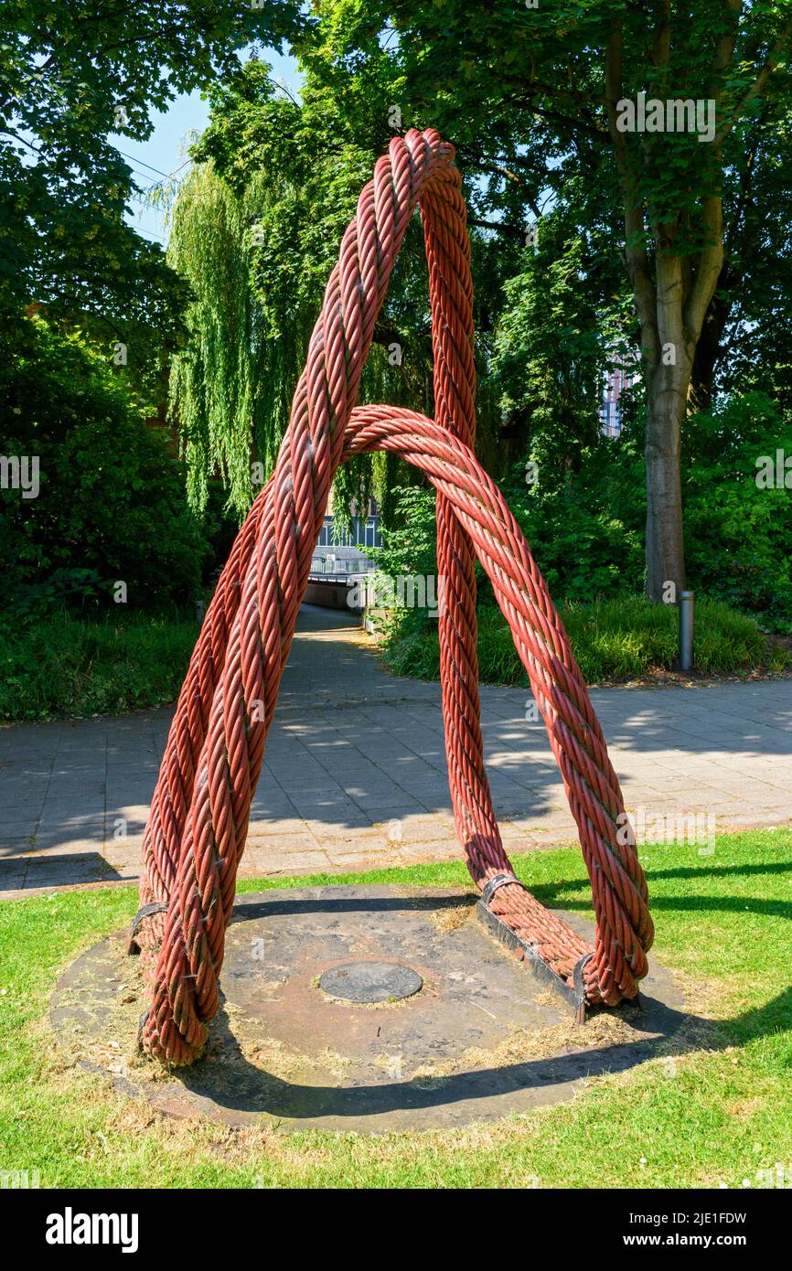 "Tecnologia arch', una scultura da Axel Wolkenhauer. Granby Row, Manchester, Inghilterra, Regno Unito Foto Stock