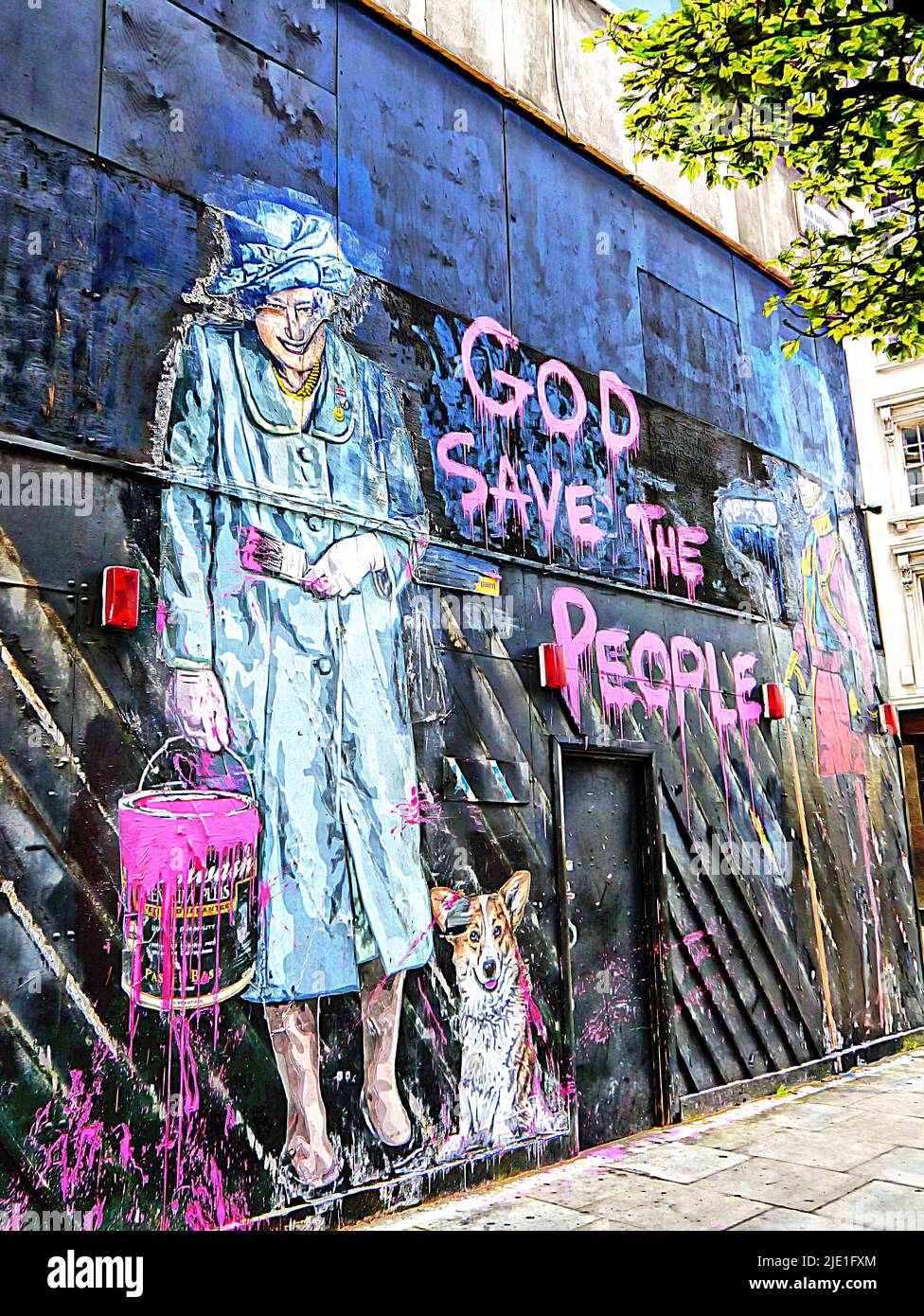 HRH regina Elisabetta e Corgi, Dio salva la regina graffiti. Londra Regno Unito. Foto Stock