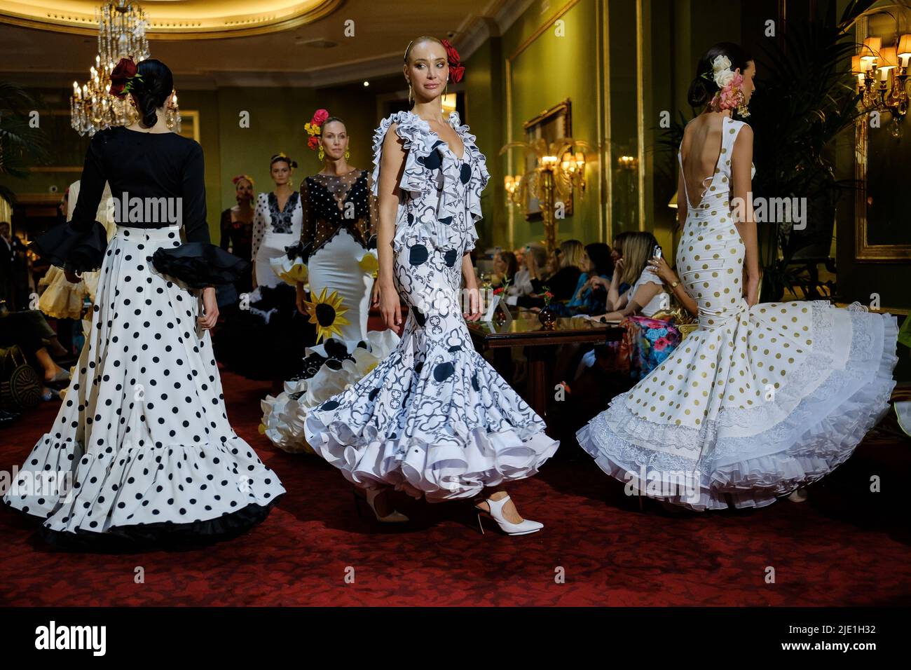 I modelli presentano il design SIMOF, abiti ispirati al flamenco al Wellington Hotel di Madrid. (Foto di Atilano Garcia / SOPA Images/Sipa USA) Foto Stock