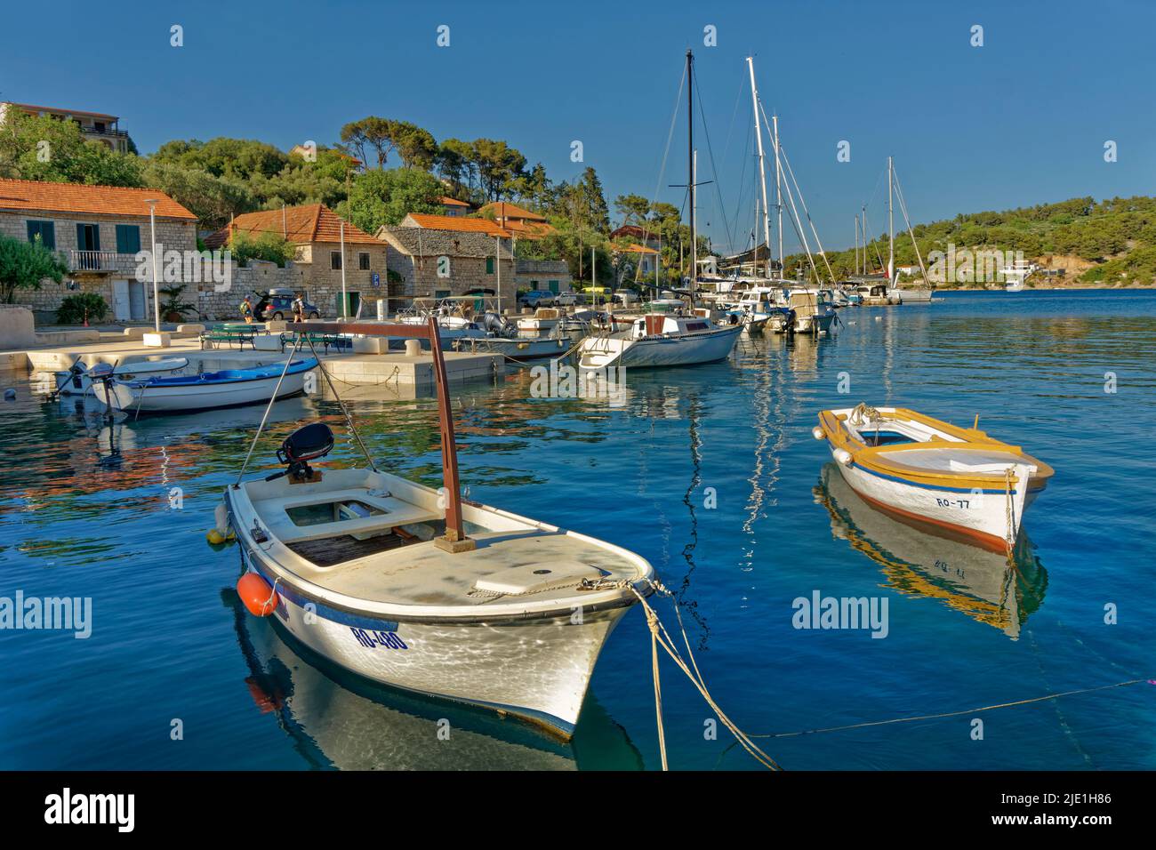 Rogač villaggio portuale sull'isola di Solta in Croazia. Foto Stock