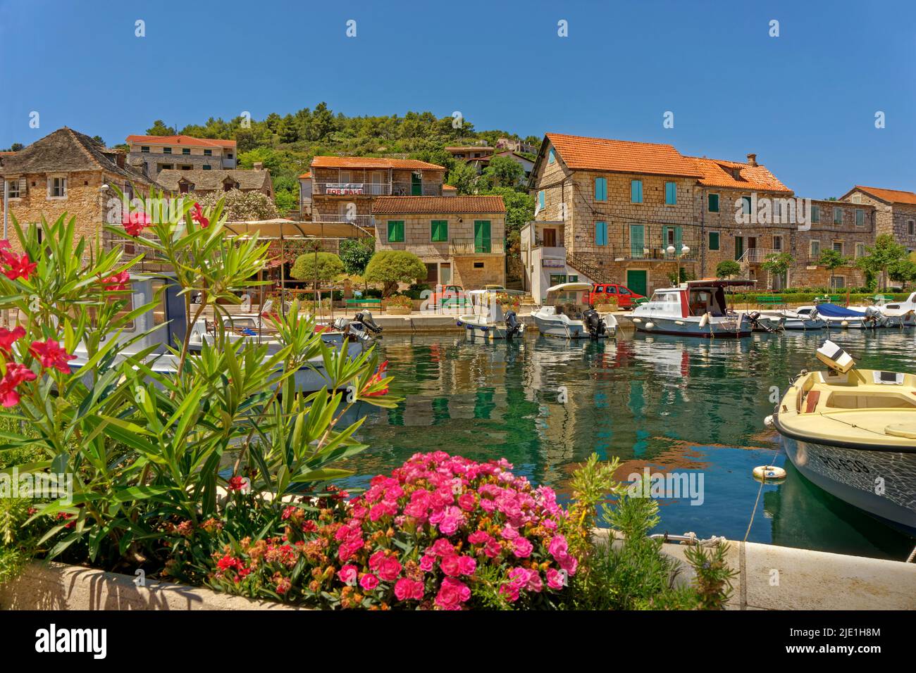 Porto interno a Stomorska villaggio sull'isola di Solta, Croazia. Foto Stock