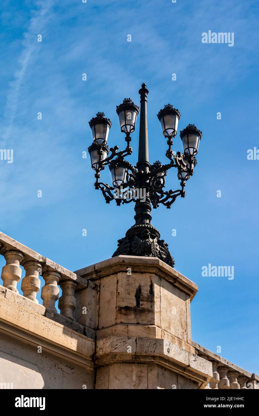 Illuminazione ornata su uno dei ponti di Valencia in Spagna Foto Stock