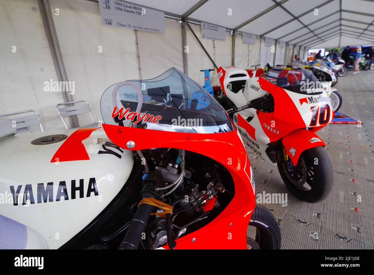 500 GP Legend Wayne Rainey è tornato sulla sua Yamaha YZR al Goodwood Festival of Speed 30 anni dopo il suo crash finale di carriera. Il 24th 2022 giugno Wayne Rainey tre volte campione del mondo 500cc è stato affiancato da altri greats del Gran premio 500cc, Mick Doohan, Kevin Schwantz e Kenny Roberts. Salendo sulla collina a Goodwood, Wayne Rainey si è mossi verso una folla acclamata mentre guidava la sua YZR Yamaha 5OO. Le persone che frequentano il festival potrebbero avvicinarsi alle macchine e ai piloti del paddock motociclistico. Mick Doohan e Kevin Schwantz erano a disposizione per firmare autografi. Foto Stock